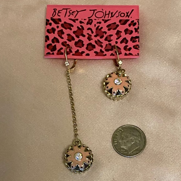NWT Betsey Johnson asymmetrical cupcake earrings. - Picture 5 of 5